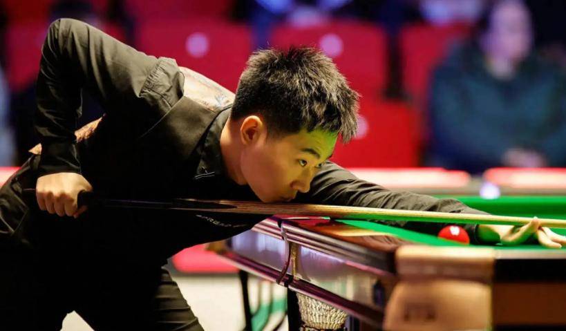 彼伏的加油, 两杆高分把, 专注的神情 彼伏的加油, 两杆高分把, 专注的神情